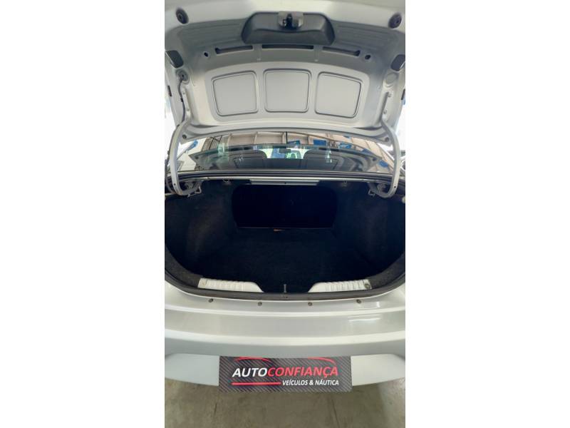VOLKSWAGEN - VOYAGE - 2013/2013 - Prata - R$ 40.900,00