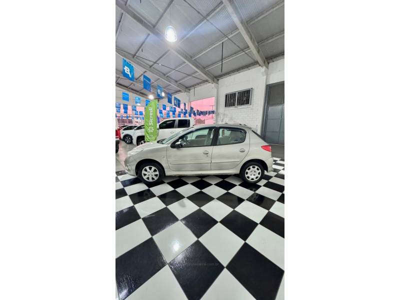 PEUGEOT - 207 - 2011/2012 - Prata - R$ 25.900,00