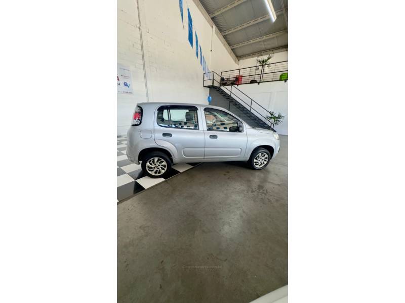 FIAT - UNO - 2016/2016 - Prata - R$ 39.900,00