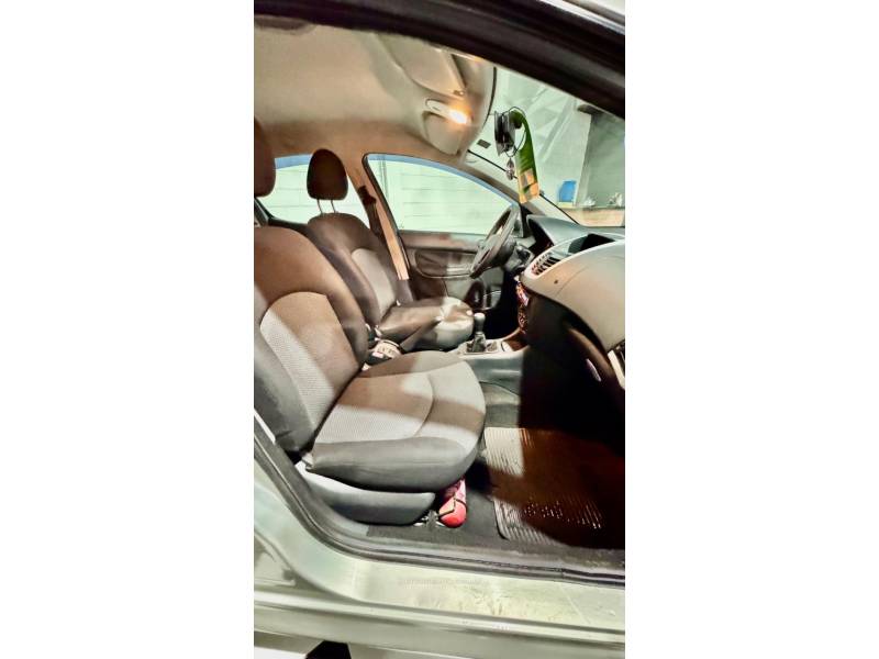 PEUGEOT - 207 - 2011/2012 - Prata - R$ 25.900,00