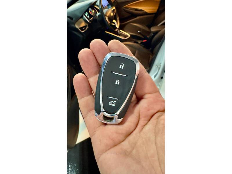 CHEVROLET - ONIX - 2024/2024 - Branca - R$ 106.900,00