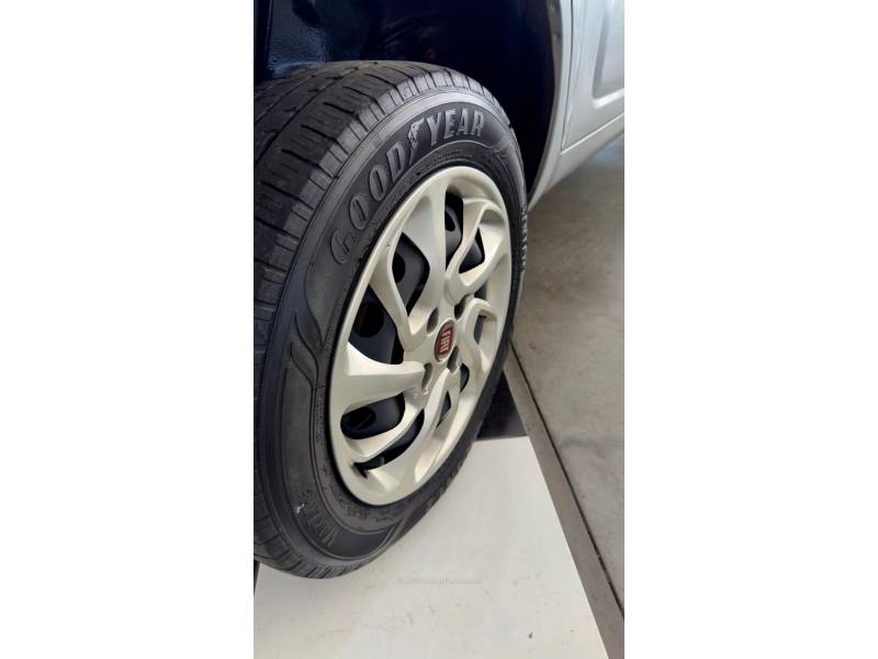FIAT - UNO - 2016/2016 - Prata - R$ 39.900,00