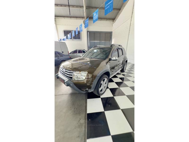 RENAULT - DUSTER - 2013/2014 - Verde - R$ 51.000,00