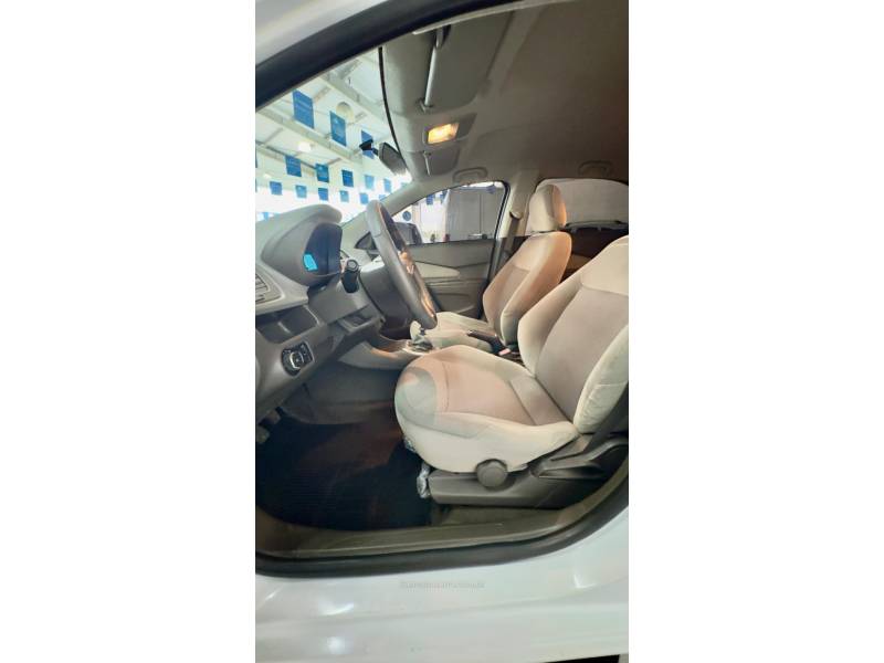 CHEVROLET - COBALT - 2013/2014 - Branca - R$ 42.900,00