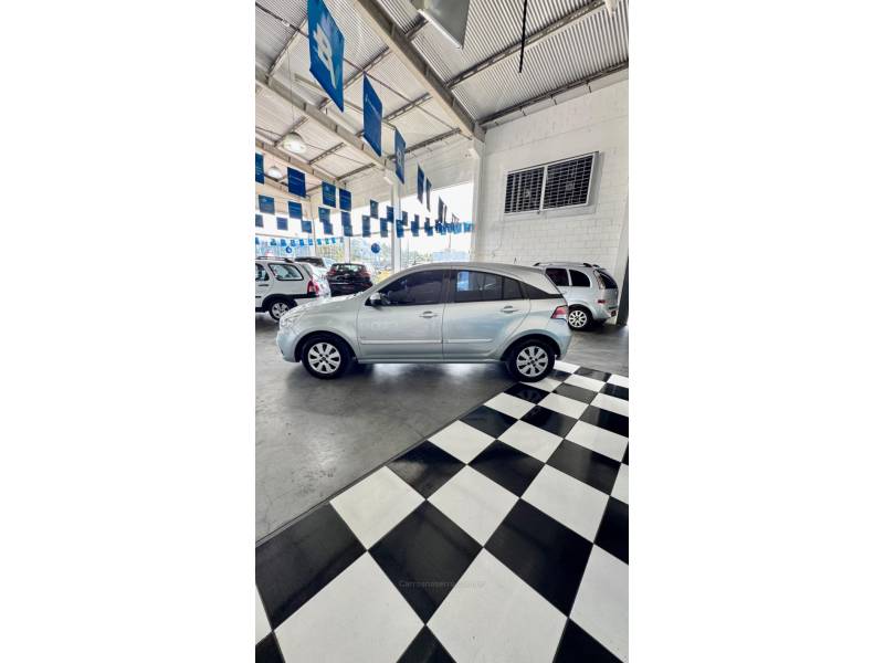CHEVROLET - AGILE - 2011/2011 - Prata - R$ 32.900,00