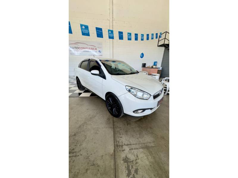 FIAT - GRAND SIENA - 2016/2016 - Branca - R$ 43.900,00