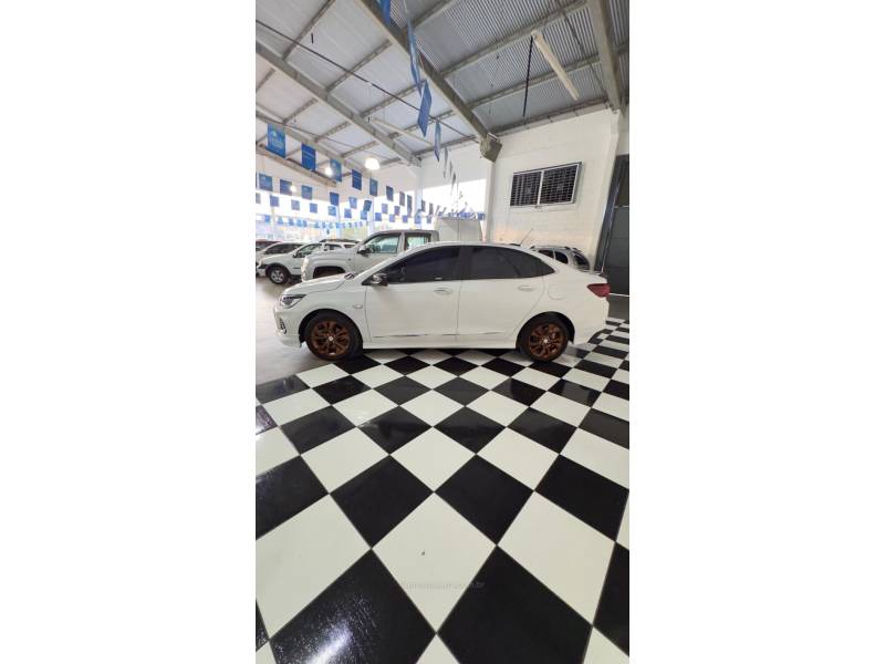 CHEVROLET - ONIX - 2024/2024 - Branca - R$ 106.900,00
