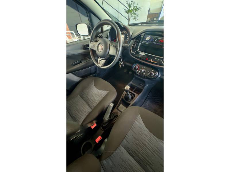 FIAT - UNO - 2016/2016 - Prata - R$ 39.900,00